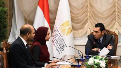 وزير الشباب والرياضة يلتقي لاعبة المنتخب الوطني للشطرنج شروق وفا