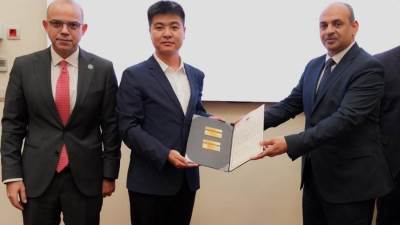 وزير الاستثمار والتجارة الخارجية يُسلم رخص ذهبية لـ 8 مشروعات مصرية وأجنبية وعربية