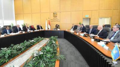 وزيرة الإسكان تترأس الاجتماع الدوري للجنة المرافق لمتابعة منظومة العمل بقطاعات مياه الشرب