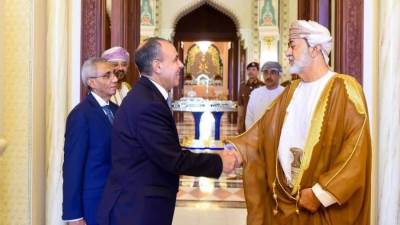 وزير الخارجية ينقل رسالة تضامن إلى سلطان عُمان ويبحث جهود احتواء التصعيد الإقليمي