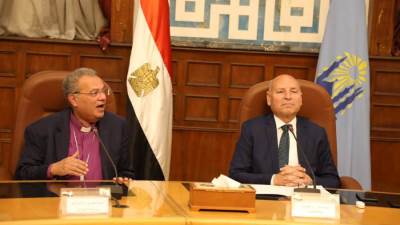 محافظ القاهرة يتلقى تهنئة الطائفة الإنجيلية بعيد الفطر ويؤكد: مصر نموذج للوحدة والمحبة