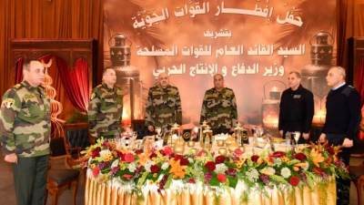 القائد العام للقوات المسلحة يلتقى مقاتلى القوات الجوية ويشاركهم تناول وجبة الإفطار