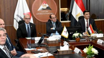 وزير الصناعة: ضرورة تركيز شركات تصنيع السيارات على زيادة المكون المحلي وتشجيع التصدير للأسواق الخارجية