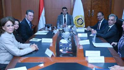 وزير الصناعة يبحث مع وفد البنك الأوروبي لإعادة الإعمار والتنمية برامج البنك في مصر للمشروعات الخضراء في قطاعات المياه والغذاء والطاقة وخفض الانبعاثات بقطاع الصناعة