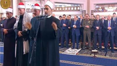 الرئيس السيسى يؤدى صلاة عيد الفطر فى مسجد الفتاح العليم بالعاصمة الجديدة