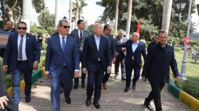 محافظ القاهرة يشارك المواطنين احتفالات عيد الفطر بحديقة الحرية ويوجه برفع درجة الاستعداد القصوى بالحدائق