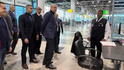 في أول أيام عيد الفطر المبارك.. وزير الطيران المدني يقوم بجولة تفقدية بمطار القاهرة الدولي لمتابعة انتظام حركة التشغيل