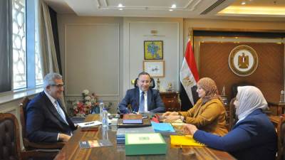 وزير التعليم العالي يبحث تعزيز كفاءة الخريجين بقطاع التمريض وأطقم التمريض بالمستشفيات الجامعية