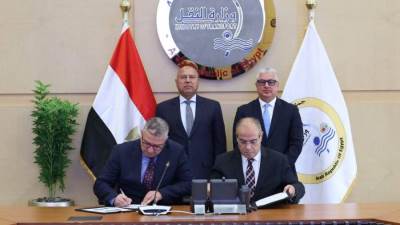 وزير النقل يشهد توقيعين بين شركة موانئ مصر البحرية والهيئة العامة للمنطقة الاقتصادية لقناة السويس