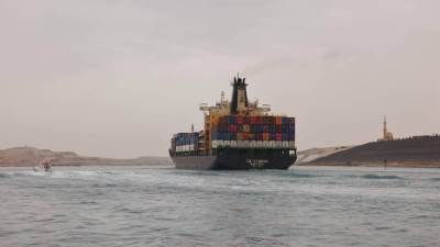 قناة السويس تشهد عبور 39 سفينة بإجمالي حمولات صافية 1.6 مليون طن اليوم الأربعاء