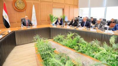 وزير التربية والتعليم يعقد اجتماعًا مع قيادات التعليم لمتابعة انتظام العملية التعليمية وتعزيز جودة أداء المدارس