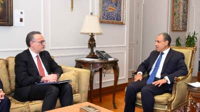 وزير الخارجية يستقبل وفد من البنك الأوروبي للاستثمار