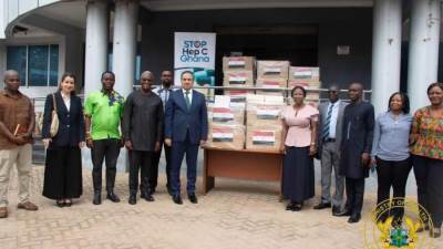 السفير المصري لدى غانا يشهد تسلم وزارة الصحة الغانية شحنة معونات طبية مصرية لمعالجة فيروس "سي"