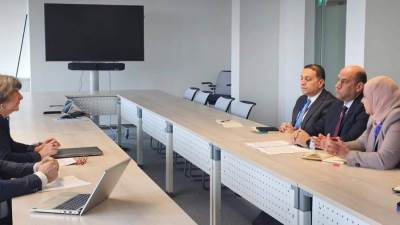 وزير العمل يلتقي قيادات إدارتي معايير العمل الدولية وحوكمة العمل وثلاثية الأطراف بالمنظمة