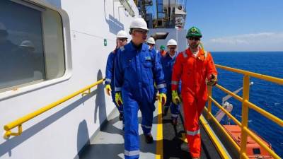 وزير البترول يتفقد سفينة حفر 5 آبار غاز جديدة لصالح “بي بي” و”أركيوس ”