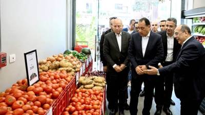 رئيس الوزراء يتفقد فرع منفذ "كاري أون" بمصر الجديدة