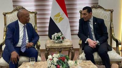 وزير الشباب والرياضة يستقبل رئيس الاتحاد الأفريقي لكرة القدم 