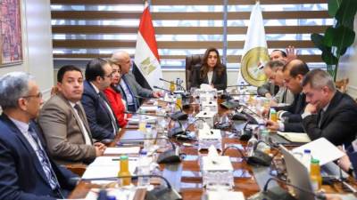 وزيرة التنمية المحلية والبيئة تتابع مع قيادات الوزارة الموقف التنفيذي لعدد من الملفات البيئية والتنموية بالمحافظات