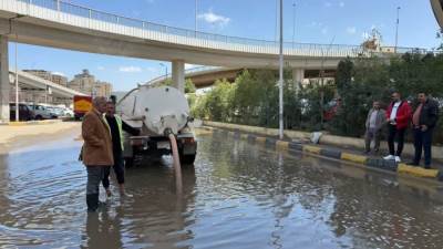 محافظ الجيزة يتابع جهود شفط مياه الأمطار وانتشار المعدات بالشوارع والمحاور لتسهيل حركة سير المواطنين 