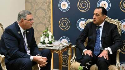 رئيس الوزراء يلتقي رئيس مجلس الإدارة والرئيس التنفيذي لشركة "توتال إنرجيز"