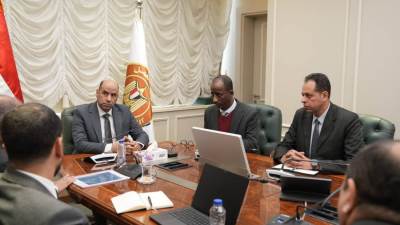 وزير العمل يبحث مع رئيس الجامعة البريطانية بالقاهرة و"الإدارات المختصة" مشروع للتعاون لتأهيل الشباب لسوق العمل الإيطالي