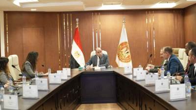 وزير العمل يلتقي ممثلي شركات توصيل الطلبات