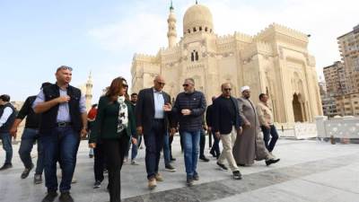 وزيرة التنمية المحلية والبيئة ومحافظ الإسكندرية يتفقدان أعمال تطوير ميدان المساجد وحلقة السمك الجديدة ومحيط قلعة قايتباي بحي الجمرك