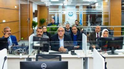 محافظ الإسكندرية يُدير غرفة "إدارة الأزمات" من داخل مركز السيطرة للتعامل مع تقلبات الطقس