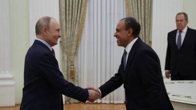 وزير الخارجية يسلم رسالة خطية من رئيس الجمهورية إلى الرئيس الروسي