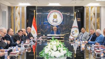 وزير الدولة للإنتاج الحربي يتابع سير العمل بالشركات التابعة للوزارة.. ويوجه بترشيد استهلاك الكهرباء