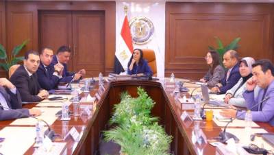 وزيرة التضامن الاجتماعي تترأس اجتماعاً مع المسئولين عن اللجنة العليا للأسر البديلة الكافلة بالوزارة ورؤساء اللجان المحلية للأسر البديلة الكافلة بمديريات التضامن الاجتماعى على مستوى الجمهورية