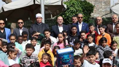 محافظ الجيزة يشارك الأطفال فرحتهم في احتفالية "يوم اليتيم" ويؤكد دعم المحافظة للفئات الأولى بالرعاية