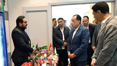 رئيس الوزراء يبدأ جولته بالمنطقة الاستثمارية ببنها بتفقد معرض منتجات الشركات الصناعية