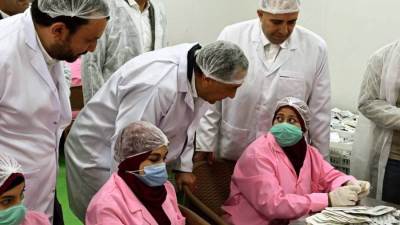 رئيس الوزراء يتفقد مصنع شركة "فارما زاد جروب" للمكملات الغذائية