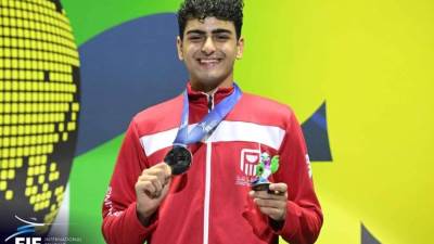 وزير الرياضة يهنئ عبدالرحمن طلبه بعد التتويج بفضية سلاح الشيش في بطولة العالم للناشئين والشباب بالبرازيل