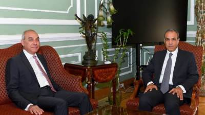 وزير الخارجية يلتقي رئيس مجلس إدارة الهيئة العامة للاستعلامات