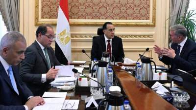 رئيس الوزراء يتابع مع وزيرى المالية والبترول عددًا من ملفات العمل المشترك