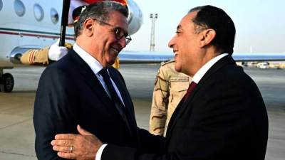 رئيس الوزراء يستقبل نظيره المغربي في مطار القاهرة الدولي