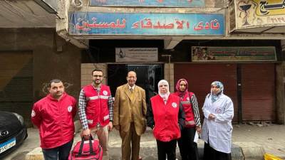 الهلال الأحمر وصندوق دعم مشروعات الجمعيات والمؤسسات الأهلية يقدمان خدمات طبية ويوفران احتياجات 3 دور مسنين بـ"الجيزة"