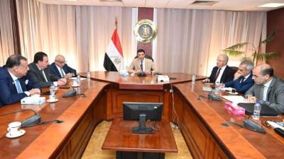 وزير الصناعة يبحث مع اتحاد الصناعات المصرية وممثلي غرفة البترول والتعدين سبل تعظيم الاستفادة من الخامات التعدينية وتعميق الصناعة المحلية