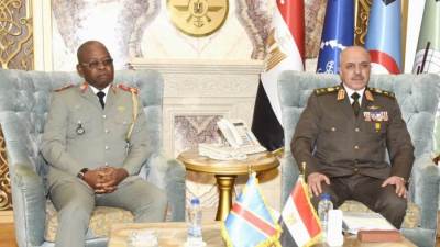 الفريق أحمد خليفة رئيس أركان حرب القوات المسلحة يلتقى رئيس هيئة الأركان العامة للقوات المسلحة بجمهورية الكونغو الديمقراطية