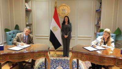 وزيرة التضامن تشهد توقيع عقود تمويل المشروعات متناهية الصغر بين صندوق دعم الصناعات الريفية والبيئية