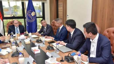 رئيس هيئة الدواء المصرية يبحث مع شركة "ترايمف جونهنغ" الصينية باستثمارات 250 مليون دولار توطين صناعة الزجاج البوروسيليكاتي الصيدلاني