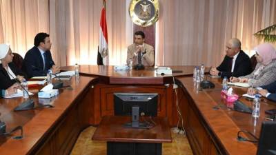  وزير الصناعة يبحث مع اتحاد الصناعات المصرية وغرفة صناعة الحرف اليدوية سبل النهوض بالصناعات الحرفية والتراثية وزيادة تنافسيتها بالأسواق الخارجية