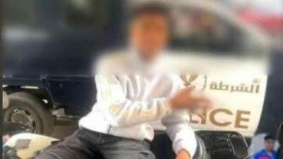 الداخلية تكشف ملابسات صورة متداولة لشخص يلوح بإشارات خادشة أمام سيارة شرطة