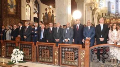 وزير العمل يشارك في قداس عيد القيامة المجيد بالكاتدرائية المرقسية ويهنئ قداسة البابا تواضروس الثاني