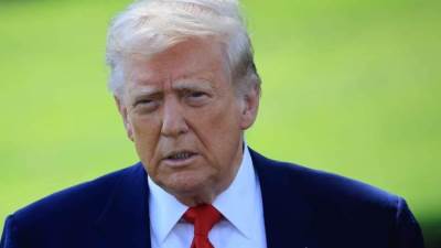 ترامب يتوعد بفرض حصار بحري على أي سفينة تحاول دخول مضيق هرمز