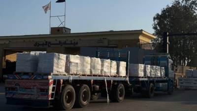 الهلال الأحمر يدفع بأكثر من 5060 طنًا من المساعدات الإنسانية للأشقاء الفلسطينيين عبر قافلة «زاد العزة» الـ175