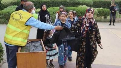 محافظة الجيزة : توزيع أكياس بلاستيكية على رواد المتنزهات والمنطقة الأثرية لتسهيل جمع المخلفات