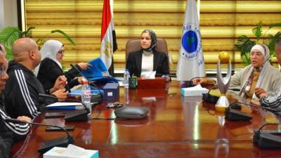 رئيس "الضرائب" تكرم فريق كرة القدم بالمصلحة لفوزه بكأس الدورة الرمضانية لوزارة المالية